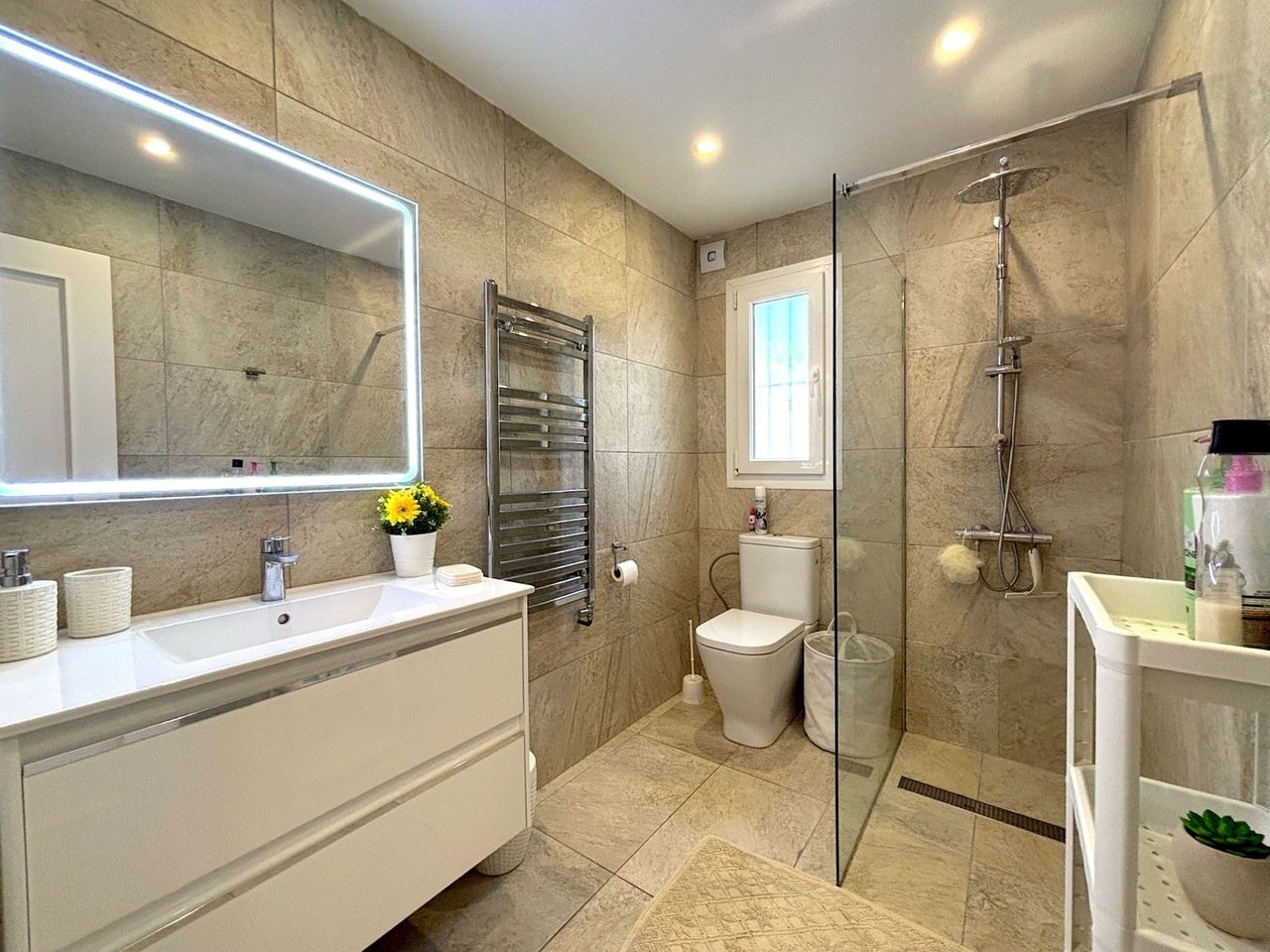   Luxury Detached Villa located in Villamartin.Discover the perfect blend of luxury and comfort in this stunning detached villa located in a well-esta