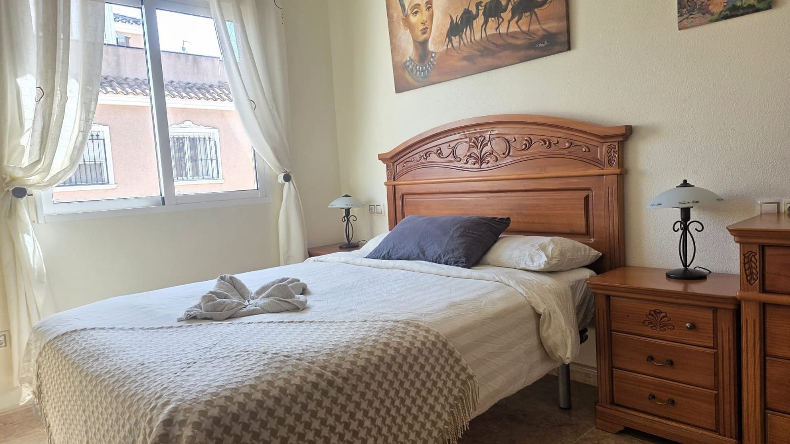 In der beliebten Wohnanlage Vista Azul in Villamartin, Orihuela Costa, bietet diese gepflegte Eck-Maisonette-Wohnung ein perfektes Gleichgewicht zwis