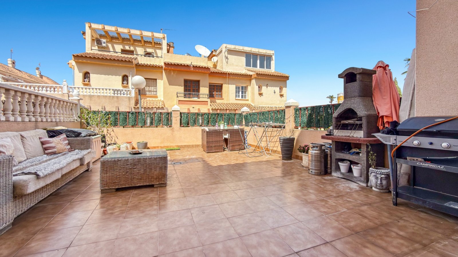  Wunderschönes Reihenhaus in La Florida, Orihuela Costa, kürzlich hochwertig renoviert. Offener Wohn- und Essbereich mit großen Schiebetüren, die auf 
