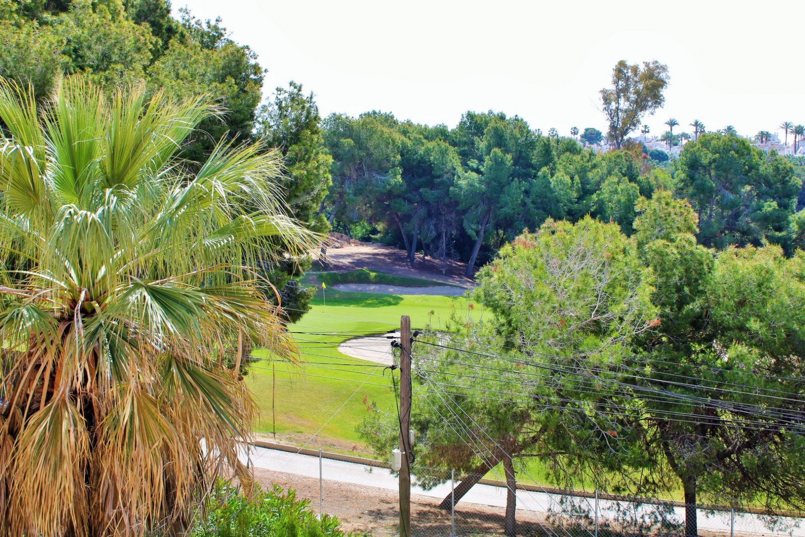  Dieses Reihenhaus mit 3 Schlafzimmern befindet sich in der Wohnanlage Sun Golf Villas in Villamartin und liegt in hervorragender Lage direkt neben de