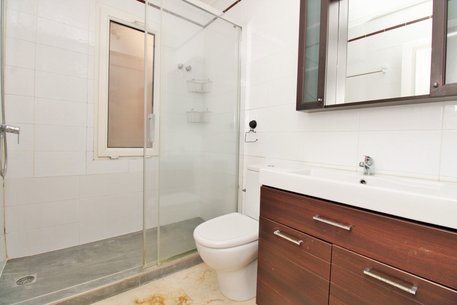  Dieses Reihenhaus mit 3 Schlafzimmern befindet sich in der Wohnanlage Sun Golf Villas in Villamartin und liegt in hervorragender Lage direkt neben de