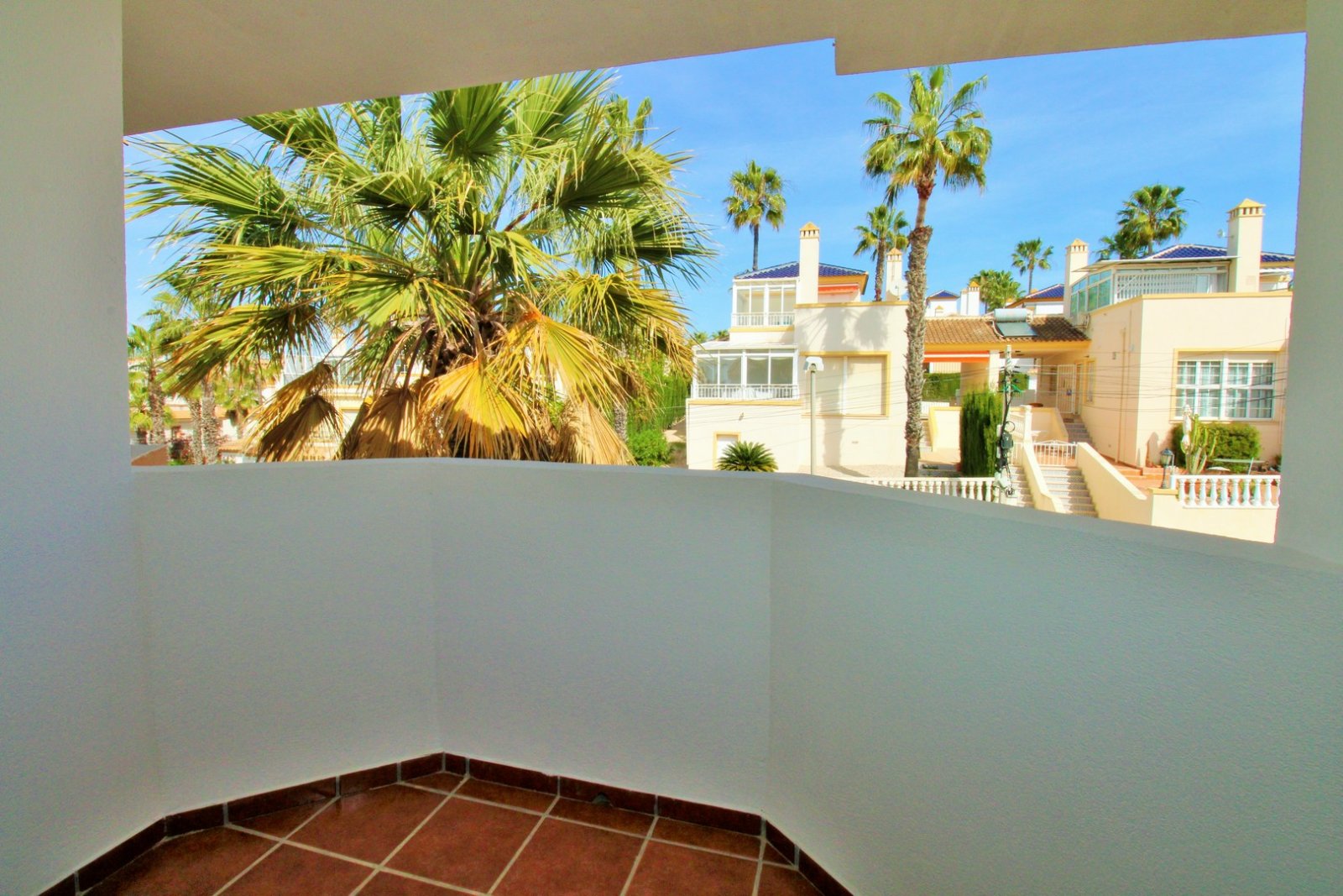  Dieses Reihenhaus mit 3 Schlafzimmern befindet sich in der Wohnanlage Sun Golf Villas in Villamartin und liegt in hervorragender Lage direkt neben de