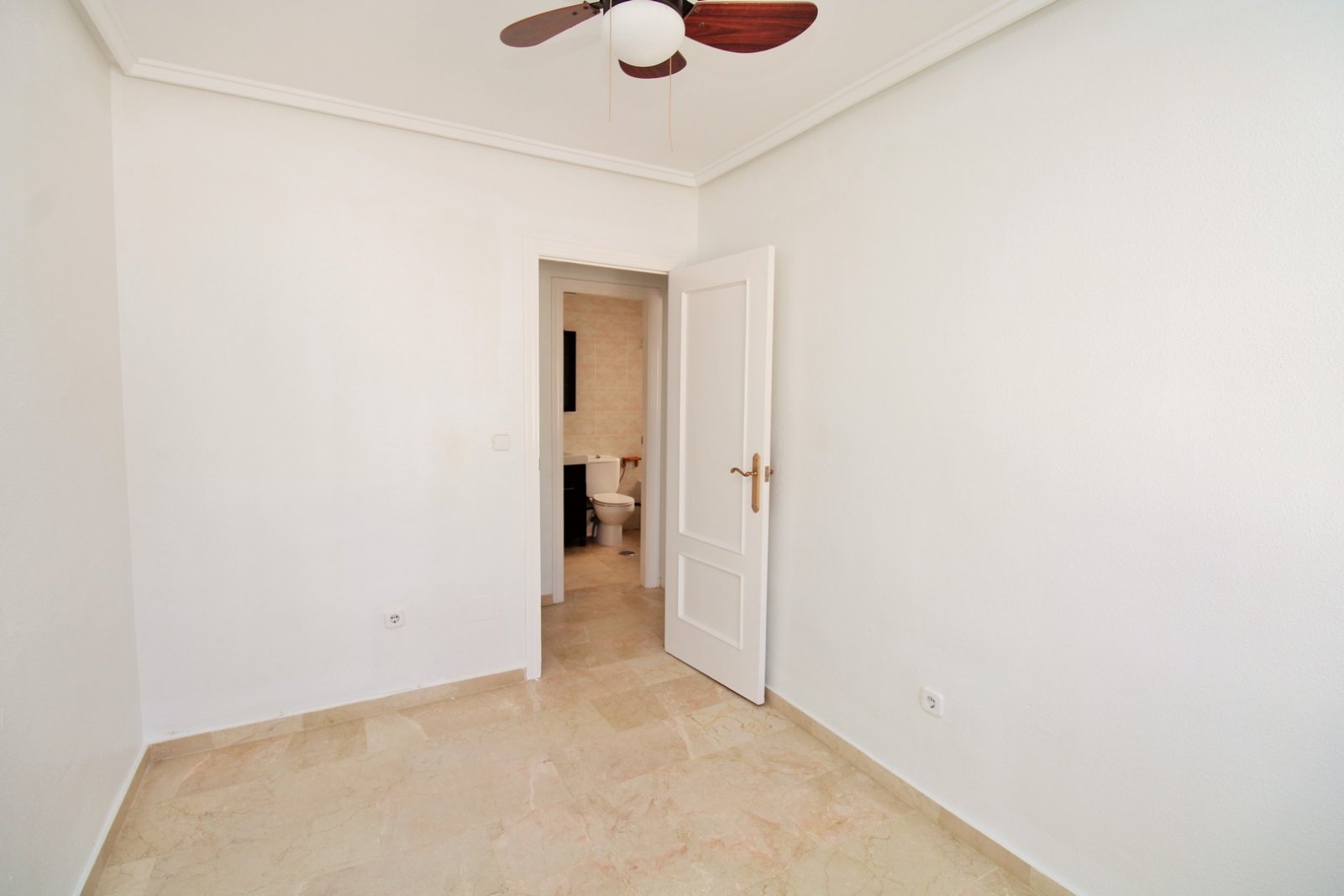  Dieses Reihenhaus mit 3 Schlafzimmern befindet sich in der Wohnanlage Sun Golf Villas in Villamartin und liegt in hervorragender Lage direkt neben de