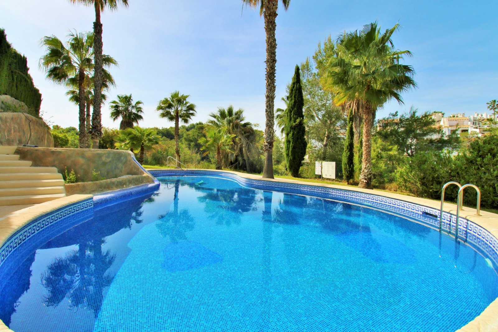  Dieses Reihenhaus mit 3 Schlafzimmern befindet sich in der Wohnanlage Sun Golf Villas in Villamartin und liegt in hervorragender Lage direkt neben de