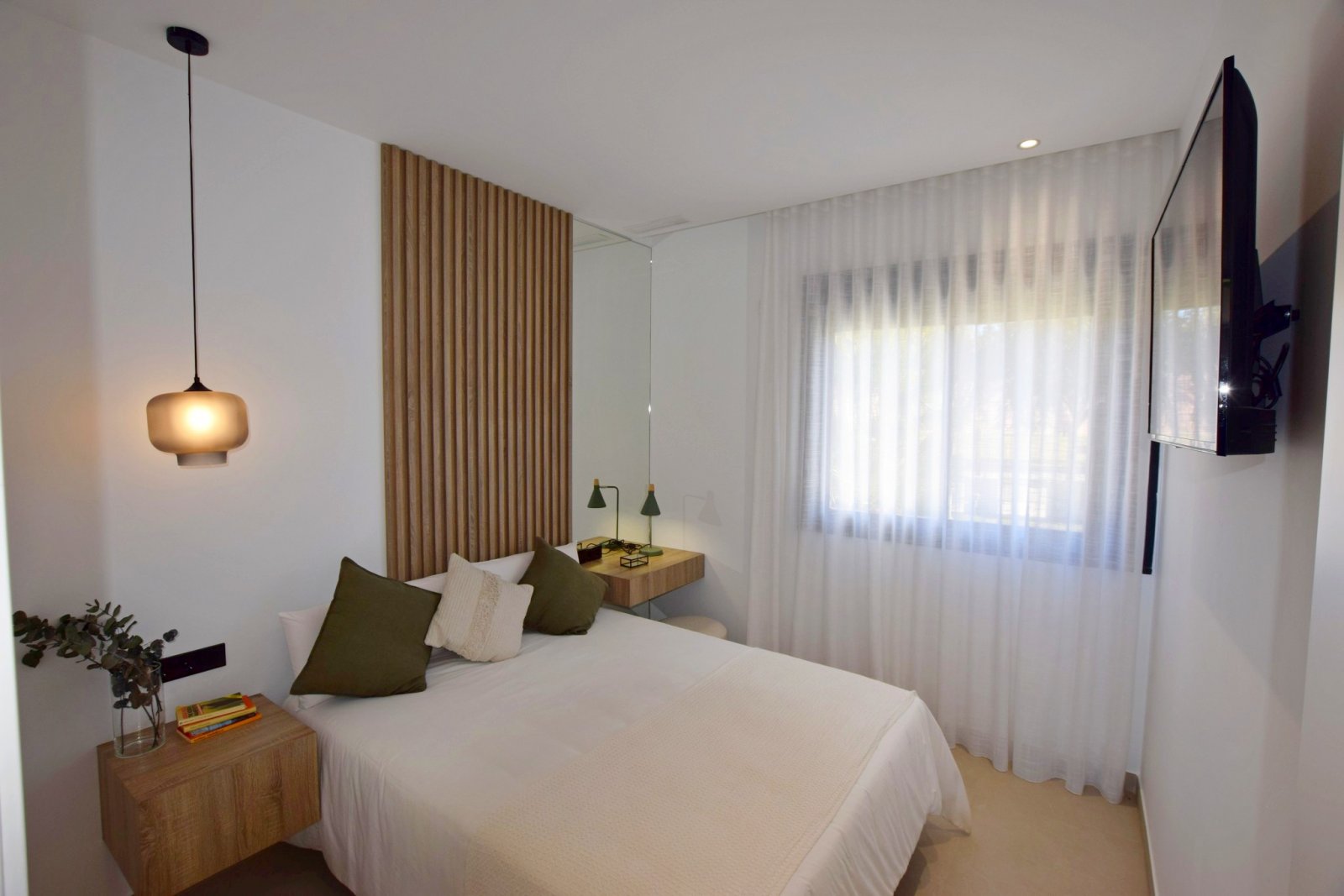  Im prestigeträchtigen Condado de Alhama gelegen, bietet diese Wohnanlage eine exklusive Auswahl von 6 unabhängigen Häusern. Diese Immobilien sind für