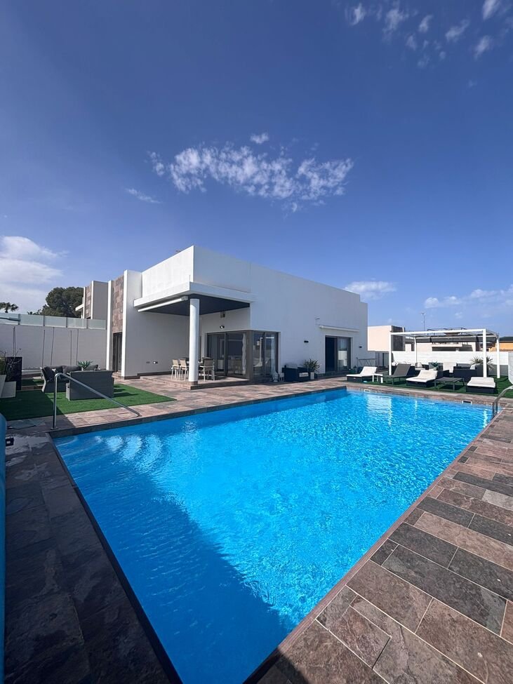Elegant Mediterranean Living in Pau 8, Villamartín
Set within one of the most desirable residential enclaves on the southern Costa Blanca,