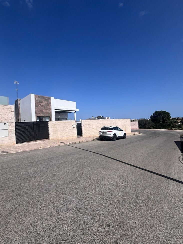 Elegant Mediterranean Living in Pau 8, Villamartín
Set within one of the most desirable residential enclaves on the southern Costa Blanca,