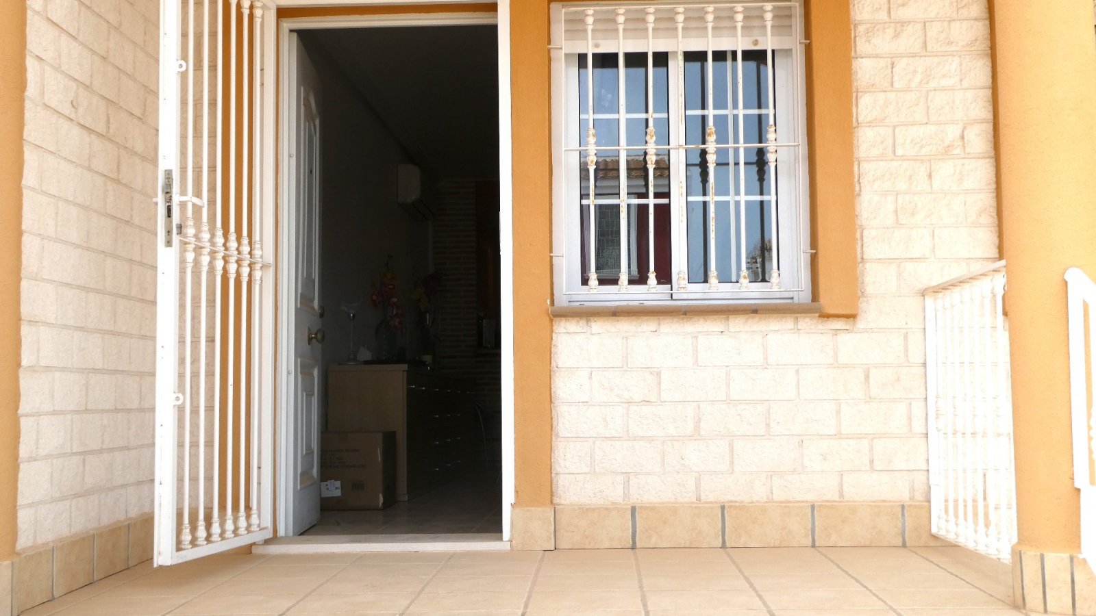  Entdecken Sie dieses wunderschön präsentierte, nach Süden ausgerichtete Anwesen in der begehrten Wohngegend Los Dolses in Orihuela Costa. Die perfekt