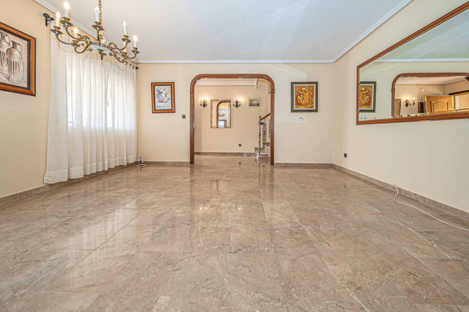Esta cuidada villa semiadosada se encuentra en las afueras de Torrevieja, en la consolidada zona residencial de El Chaparral, cerca de las conocidas