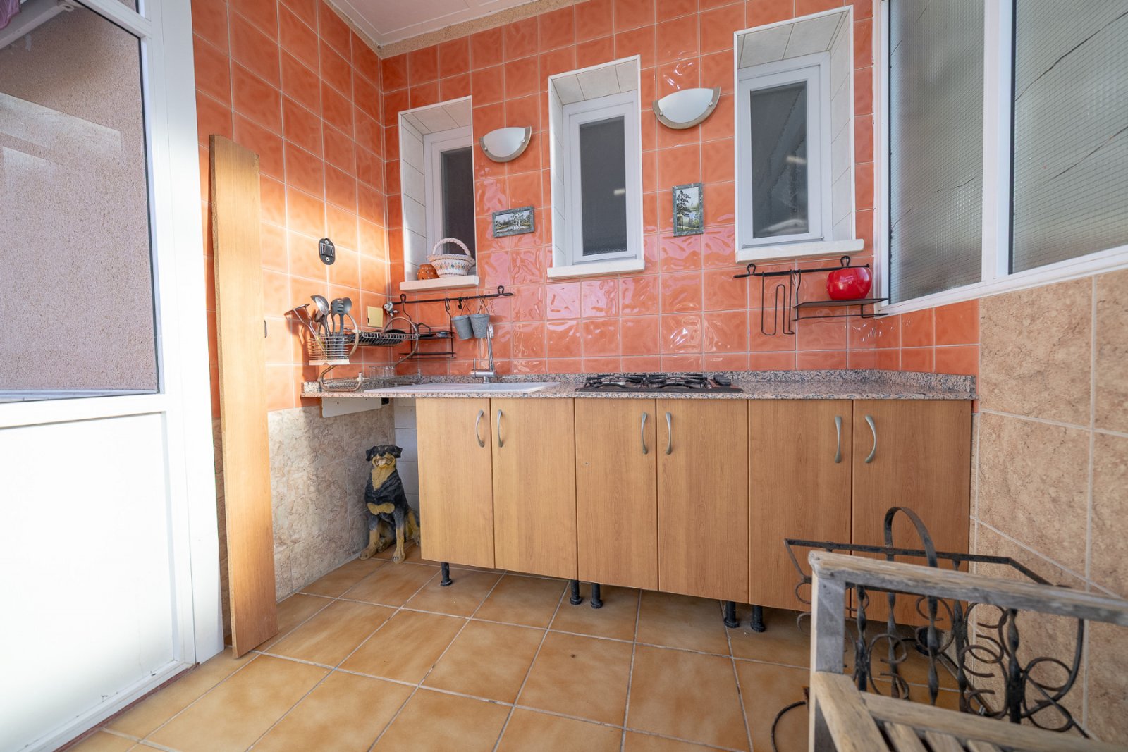 Esta cuidada villa semiadosada se encuentra en las afueras de Torrevieja, en la consolidada zona residencial de El Chaparral, cerca de las conocidas
