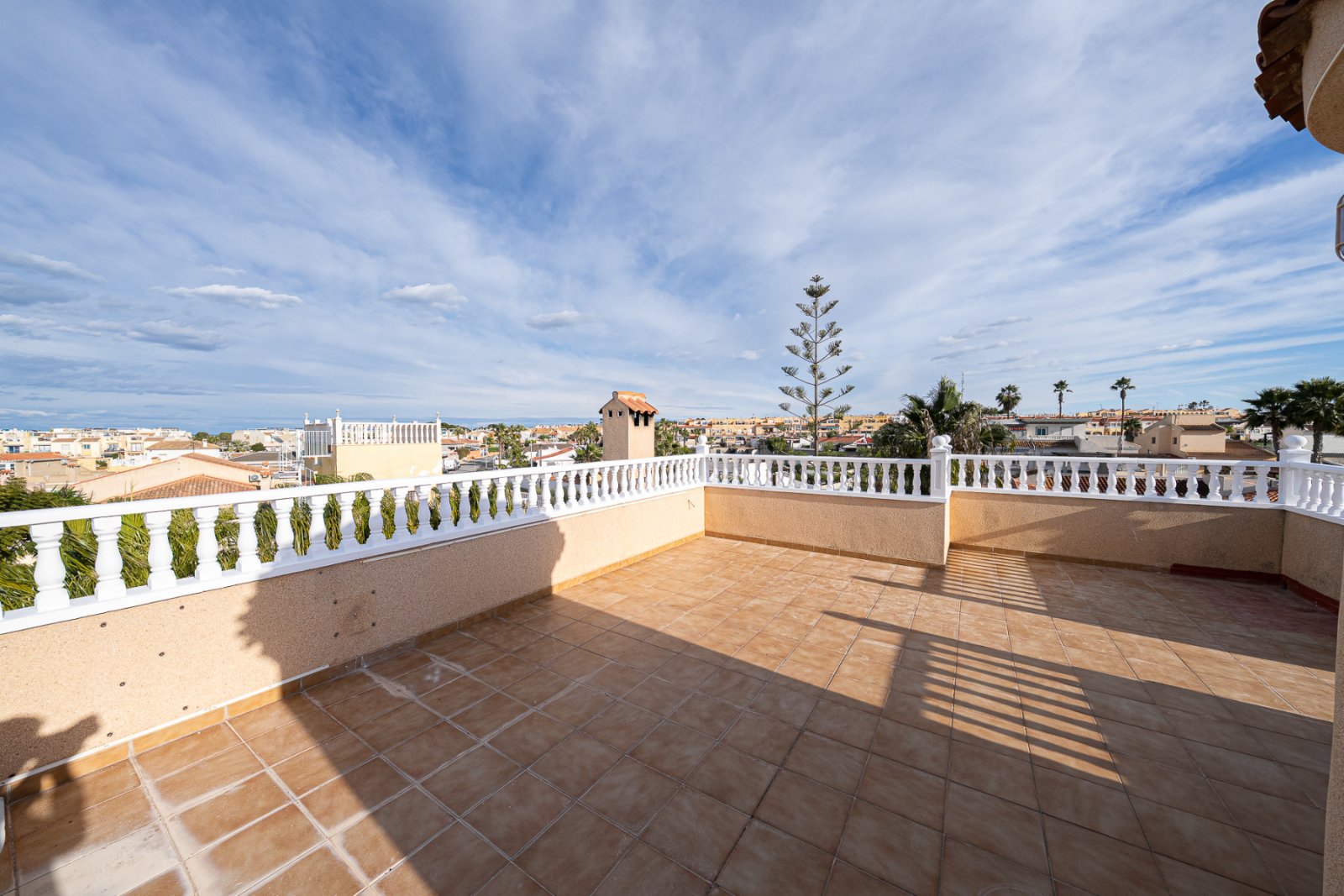 Esta cuidada villa semiadosada se encuentra en las afueras de Torrevieja, en la consolidada zona residencial de El Chaparral, cerca de las conocidas