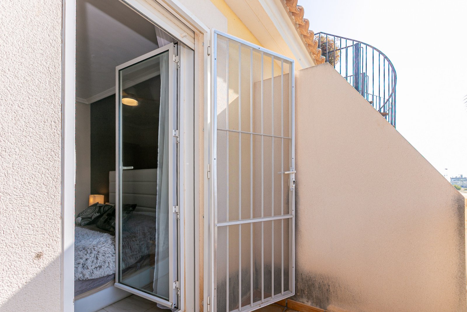Wir präsentieren dieses schöne Reihenhaus, verteilt auf Erdgeschoss, erstes Obergeschoss und Solarium, gelegen in einer ruhigen und gepflegten Wohnan