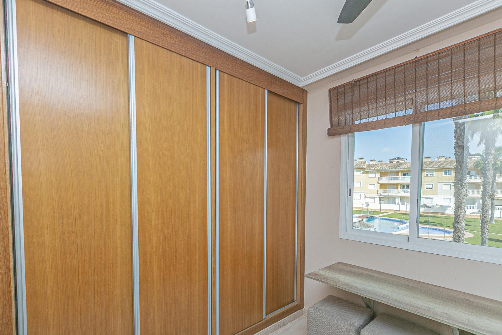 Wir präsentieren dieses schöne Reihenhaus, verteilt auf Erdgeschoss, erstes Obergeschoss und Solarium, gelegen in einer ruhigen und gepflegten Wohnan