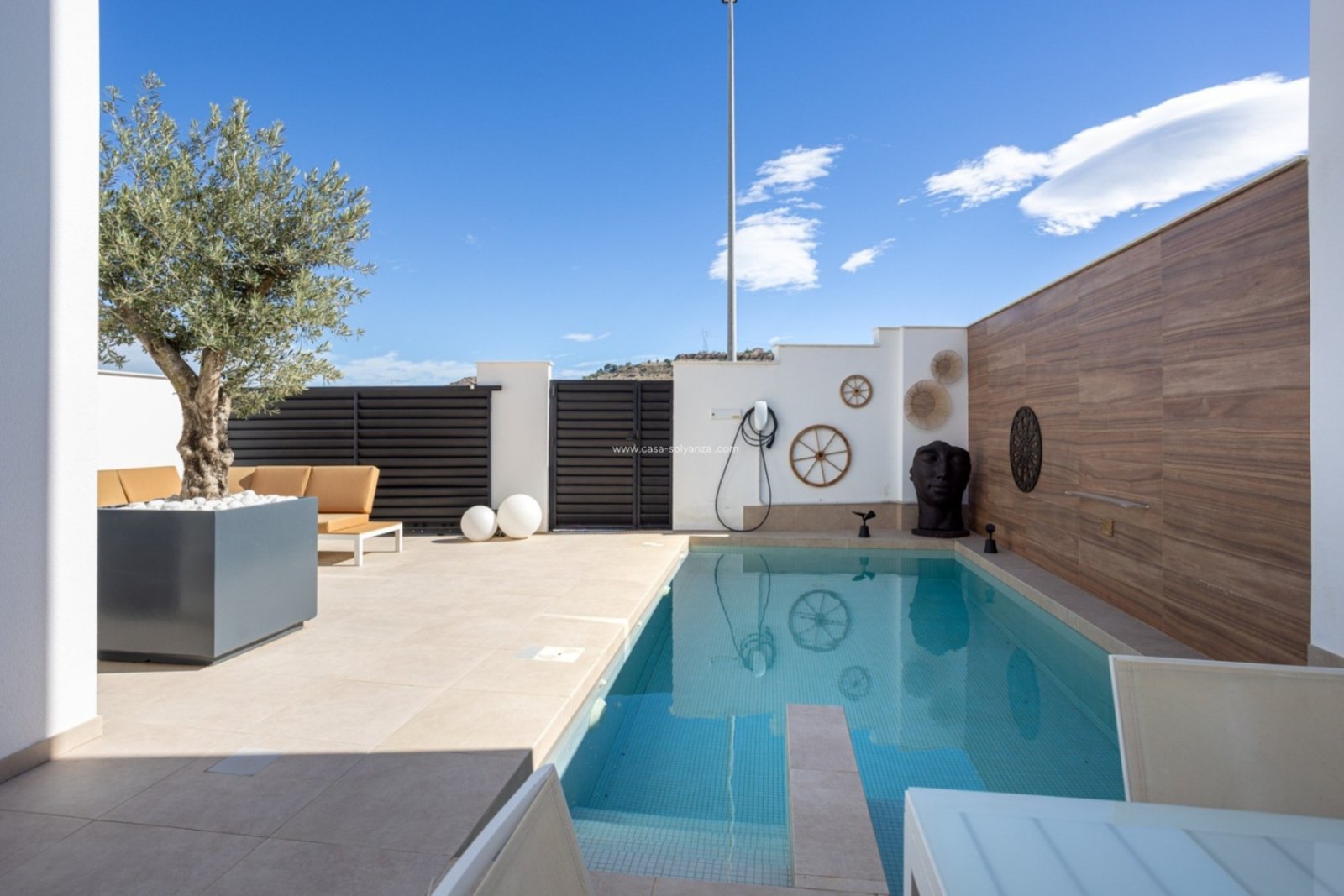  &amp;#13;&amp;#13;
Located in charming and highly popular Benijófar is this stylish and perfectly maintained townhouse from 2018. A contem