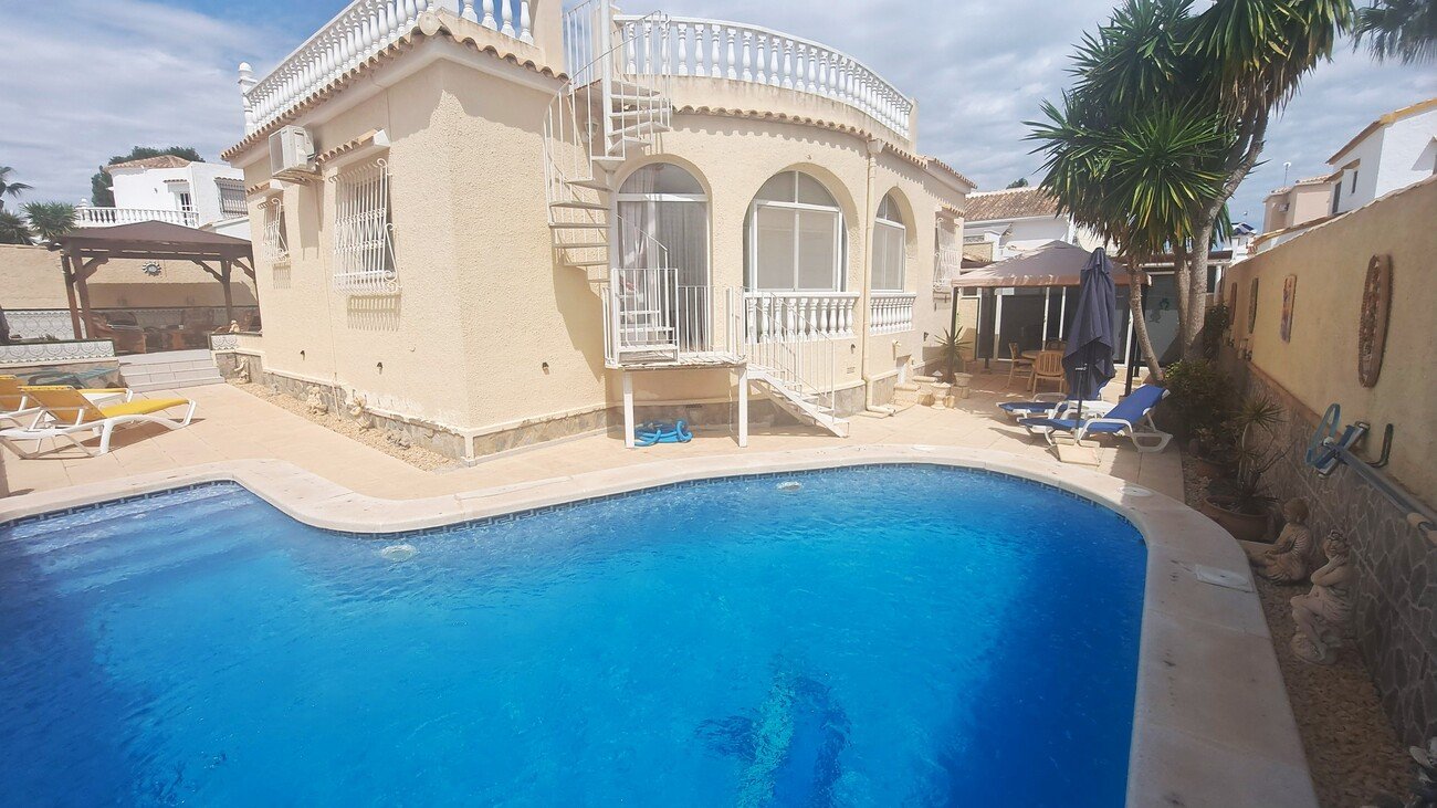   South-facing 3-bedroom detached villa with a private pool, situated in the desirable El Presidente area of Villamartin. Set on a 400m² walled plot, 