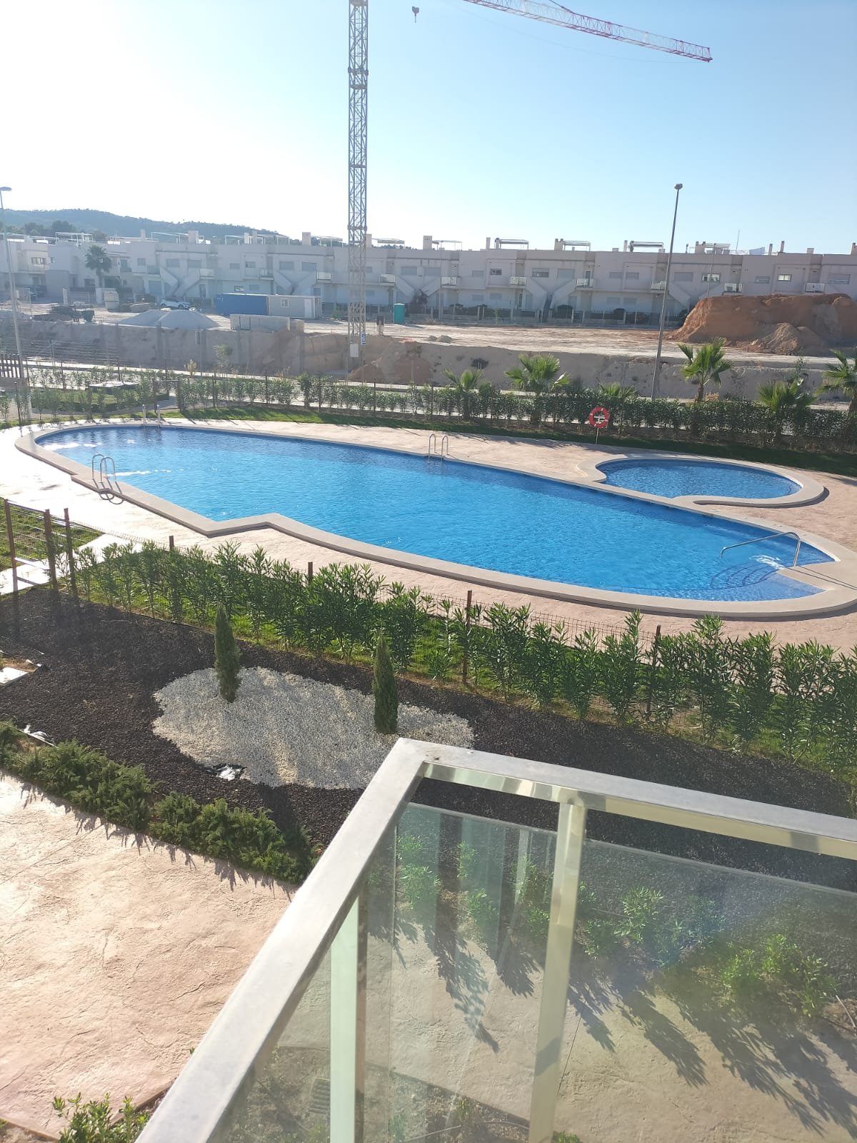  In der charmanten Stadt Orihuela gelegen, bietet diese Wohnanlage eine Vielzahl von Wohnmöglichkeiten, die unterschiedlichen Bedürfnissen und Lebenss