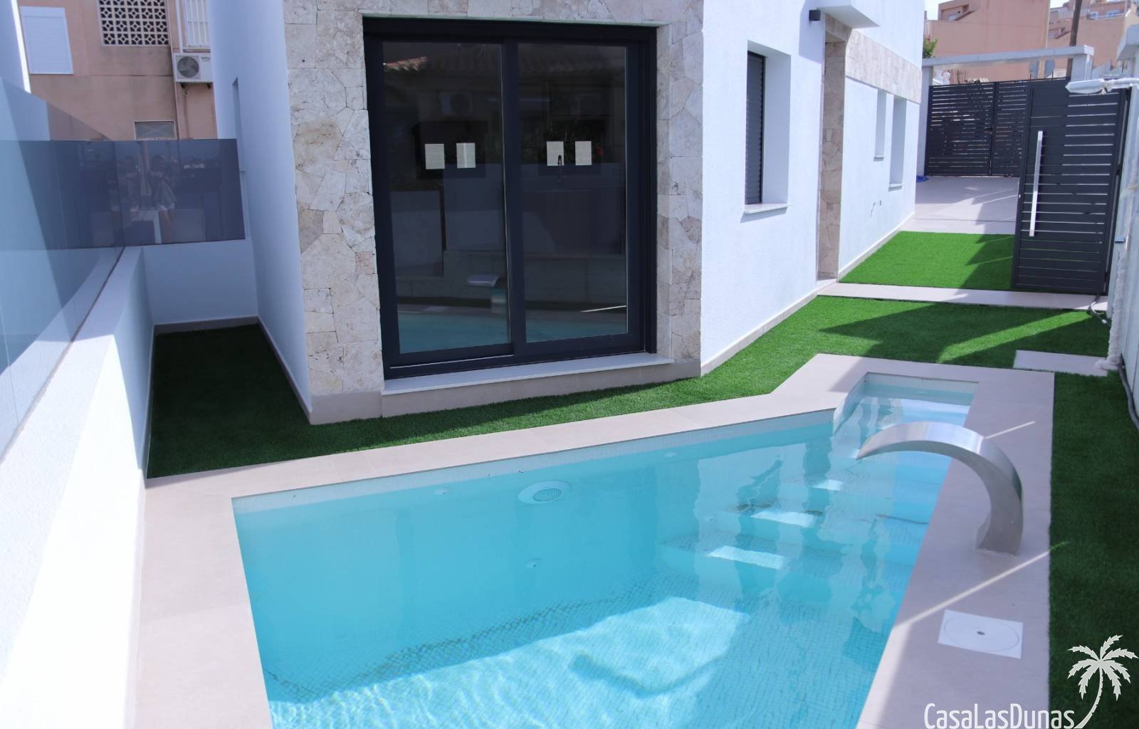  Diese schöne Villa liegt nur 100 Meter vom Sandstrand von La Mata entfernt. Das Haus hat 3 Etagen, auf denen die 3 Schlafzimmer und 4 Badezimmer vert