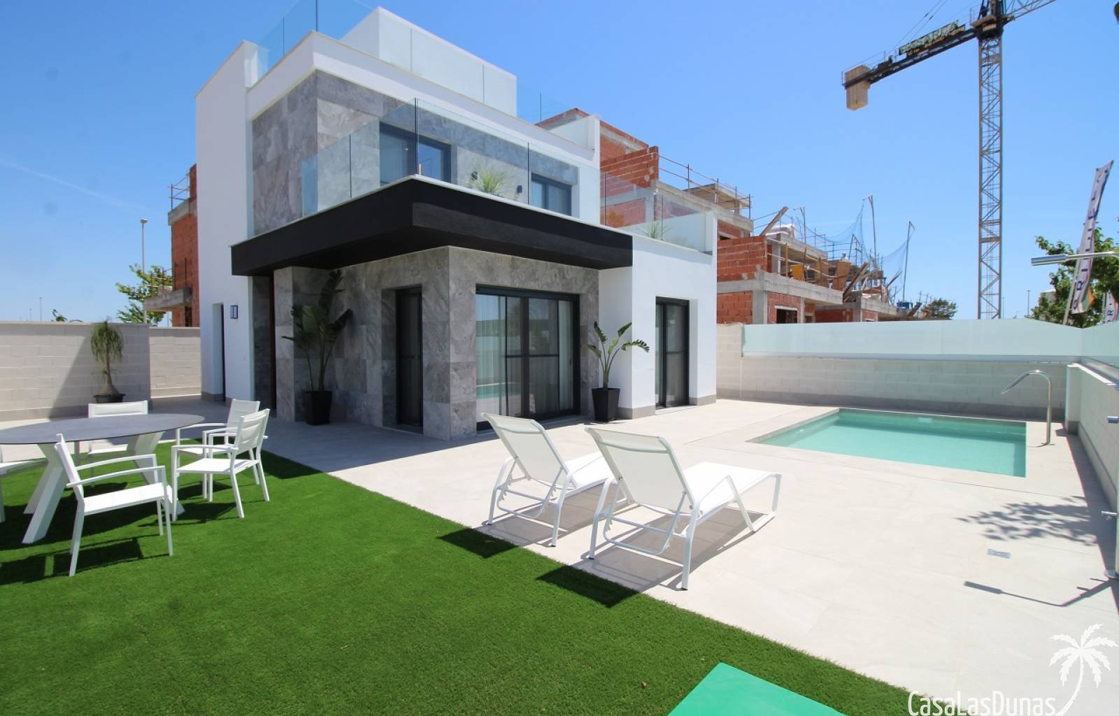 Diese Villen mit 3 Schlafzimmern, Solarium und Tiefgarage sowie privatem Swimmingpool befinden sich im geschäftigen Zentrum von Pilar de la Horadada