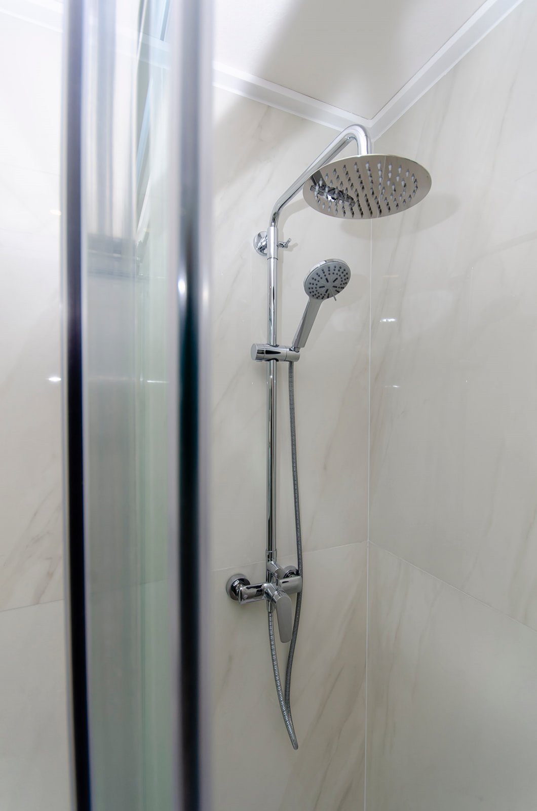 In der charmanten Stadt Vistabella gelegen, bietet dieser Wohnkomplex 39 unabhängige Häuser, die durch ihr modernes und funktionales Design hervorste
