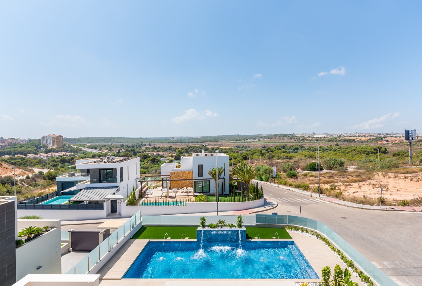  In der charmanten Stadt Orihuela gelegen, bieten diese exklusiven Villen eine privilegierte Umgebung für diejenigen, die ein Zuhause an der Costa Bla