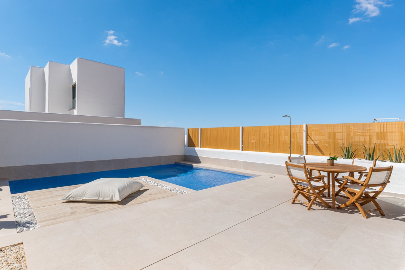  In der charmanten Stadt Los Alcázares gelegen, bietet dieser Komplex von 6 unabhängigen Immobilien einen exklusiven Lebensstil in einer privilegierte