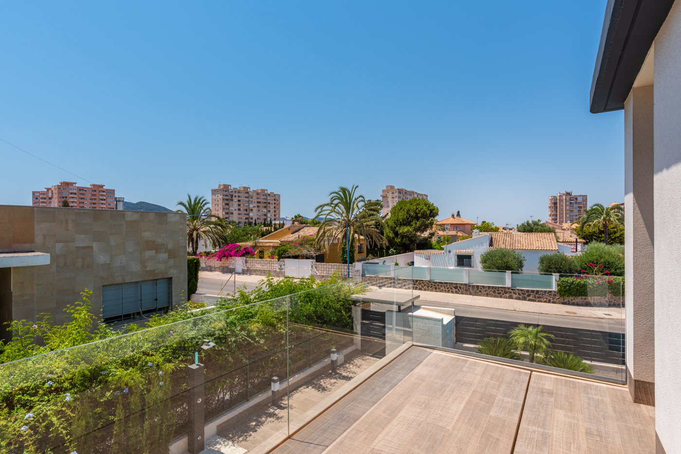  In der exklusiven Gegend von Playa Paraiso gelegen, bietet dieser Komplex von 13 freistehenden Häusern eine privilegierte Umgebung nur 1 km vom Meer 