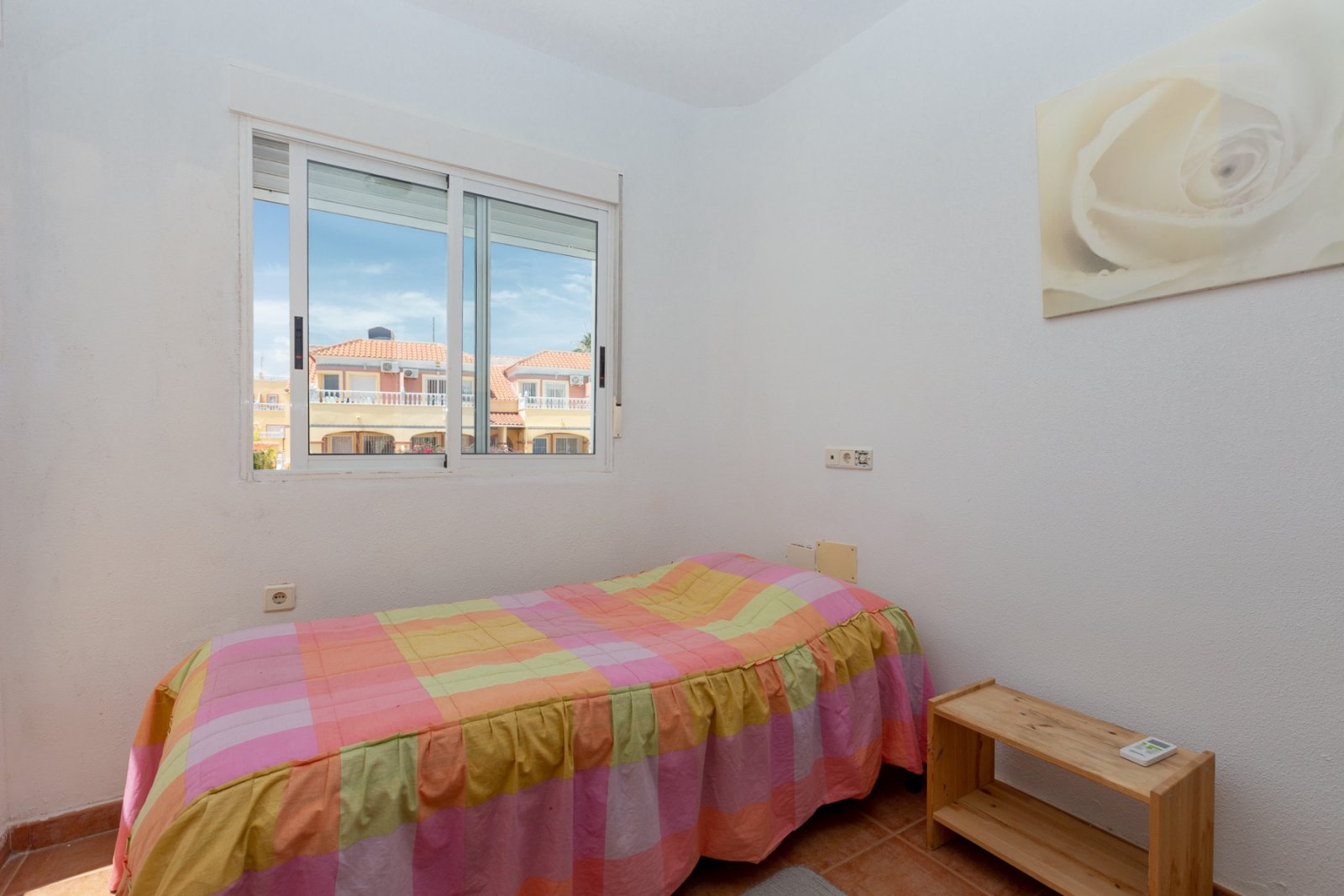  Hallo! Erlauben Sie mir, Ihnen dieses charmante Haus im Zentrum von La Zenia vorzustellen, das sowohl für Familien als auch für Vermietungen ideal is