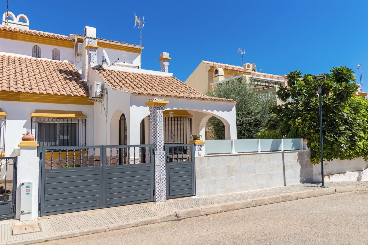  Traditionelle Doppelhaushälfte im Herzen von La Zenia, die klassischen Charme mit modernen Elementen vereint. Der Hauptteil der Villa liegt auf einer