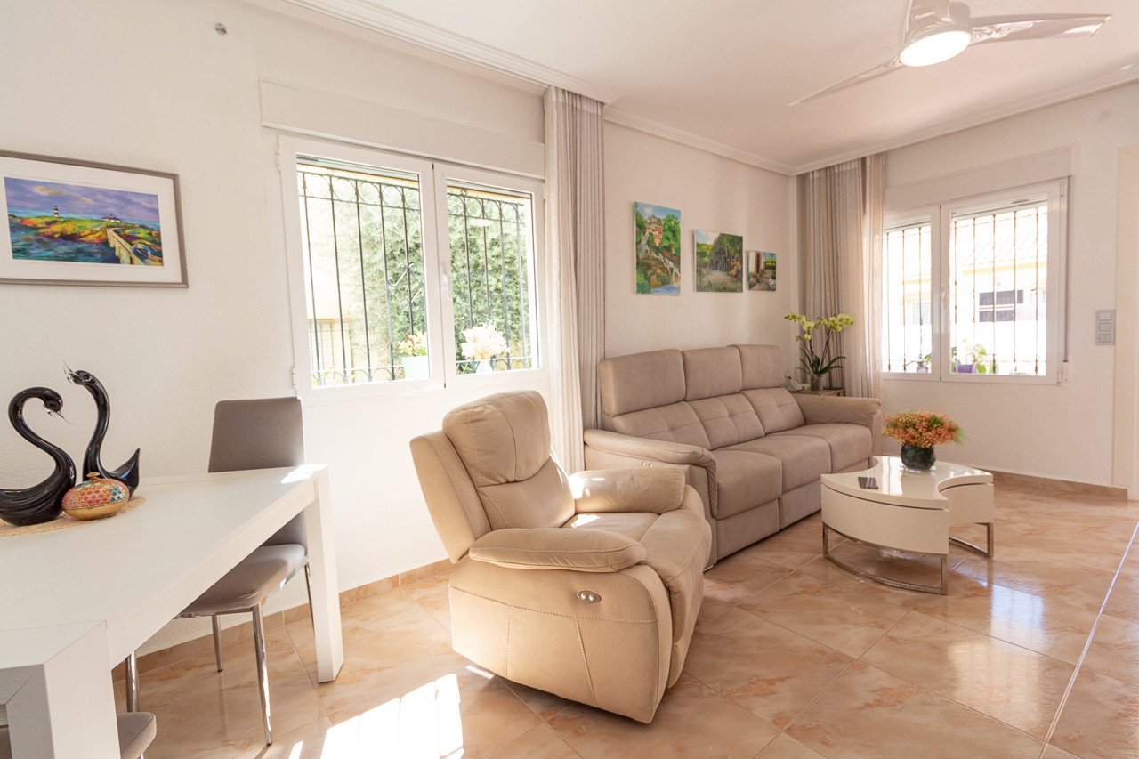  Traditionelle Doppelhaushälfte im Herzen von La Zenia, die klassischen Charme mit modernen Elementen vereint. Der Hauptteil der Villa liegt auf einer