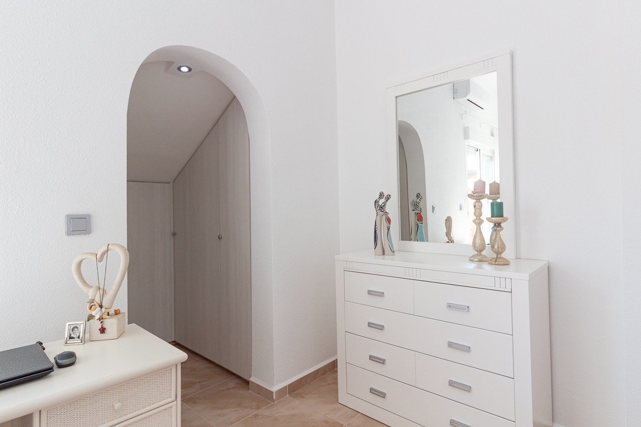  Traditionelle Doppelhaushälfte im Herzen von La Zenia, die klassischen Charme mit modernen Elementen vereint. Der Hauptteil der Villa liegt auf einer