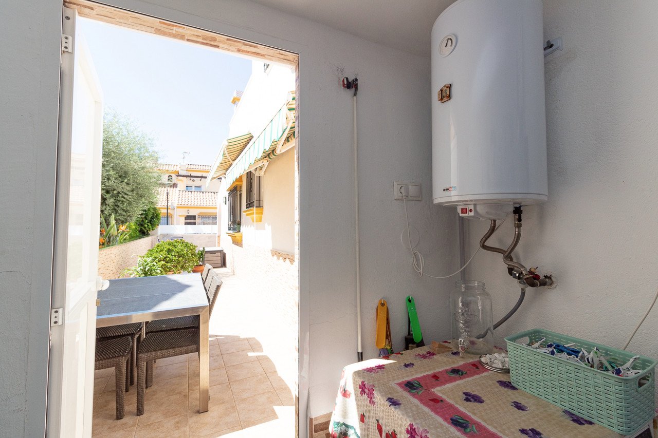  Traditionelle Doppelhaushälfte im Herzen von La Zenia, die klassischen Charme mit modernen Elementen vereint. Der Hauptteil der Villa liegt auf einer
