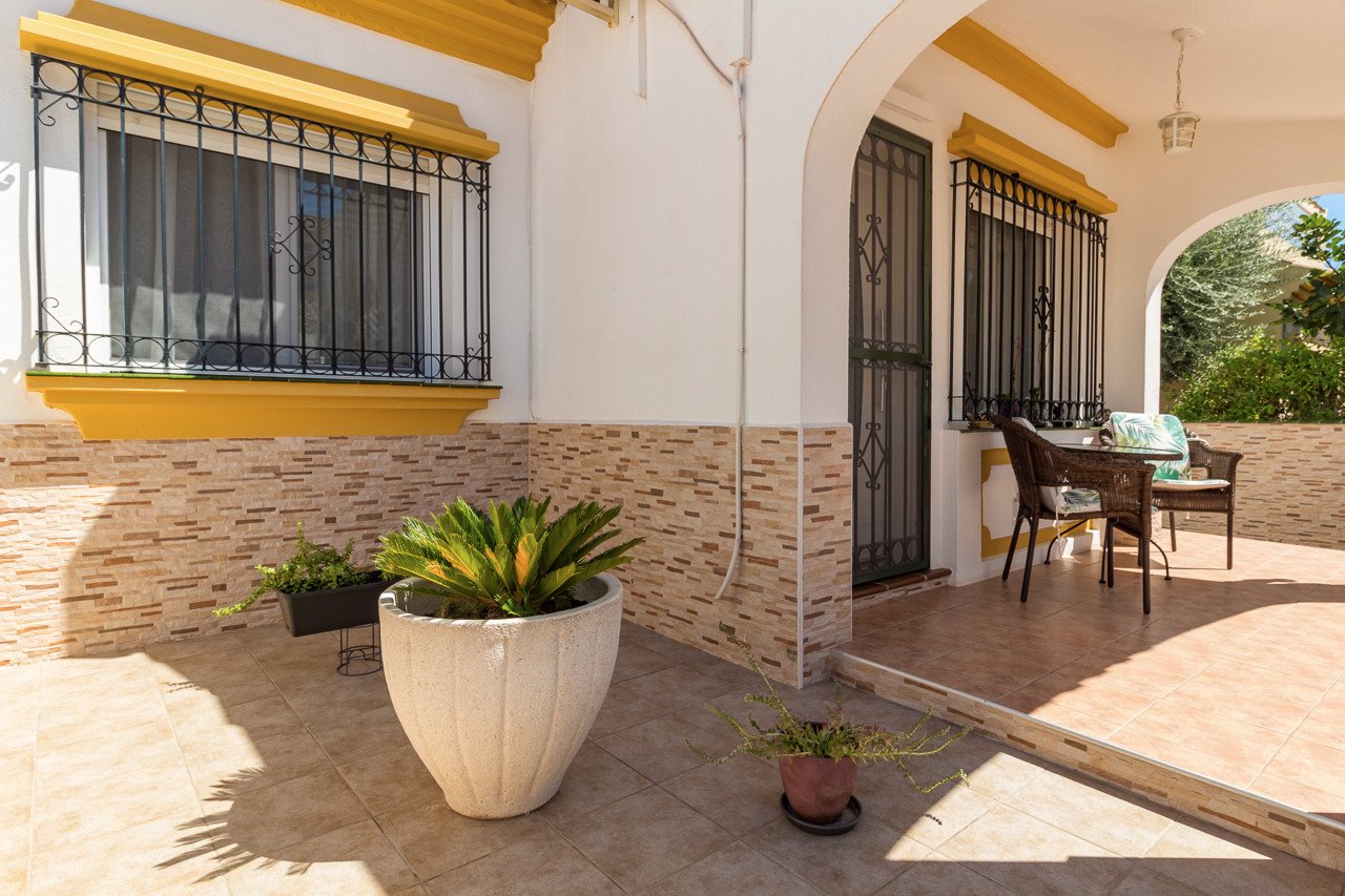  Traditionelle Doppelhaushälfte im Herzen von La Zenia, die klassischen Charme mit modernen Elementen vereint. Der Hauptteil der Villa liegt auf einer
