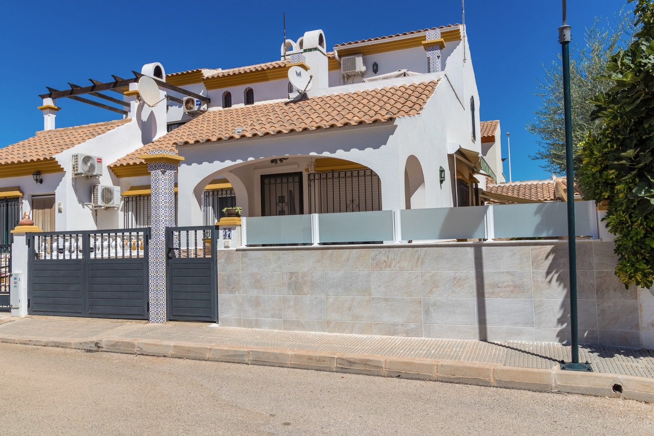  Traditionelle Doppelhaushälfte im Herzen von La Zenia, die klassischen Charme mit modernen Elementen vereint. Der Hauptteil der Villa liegt auf einer