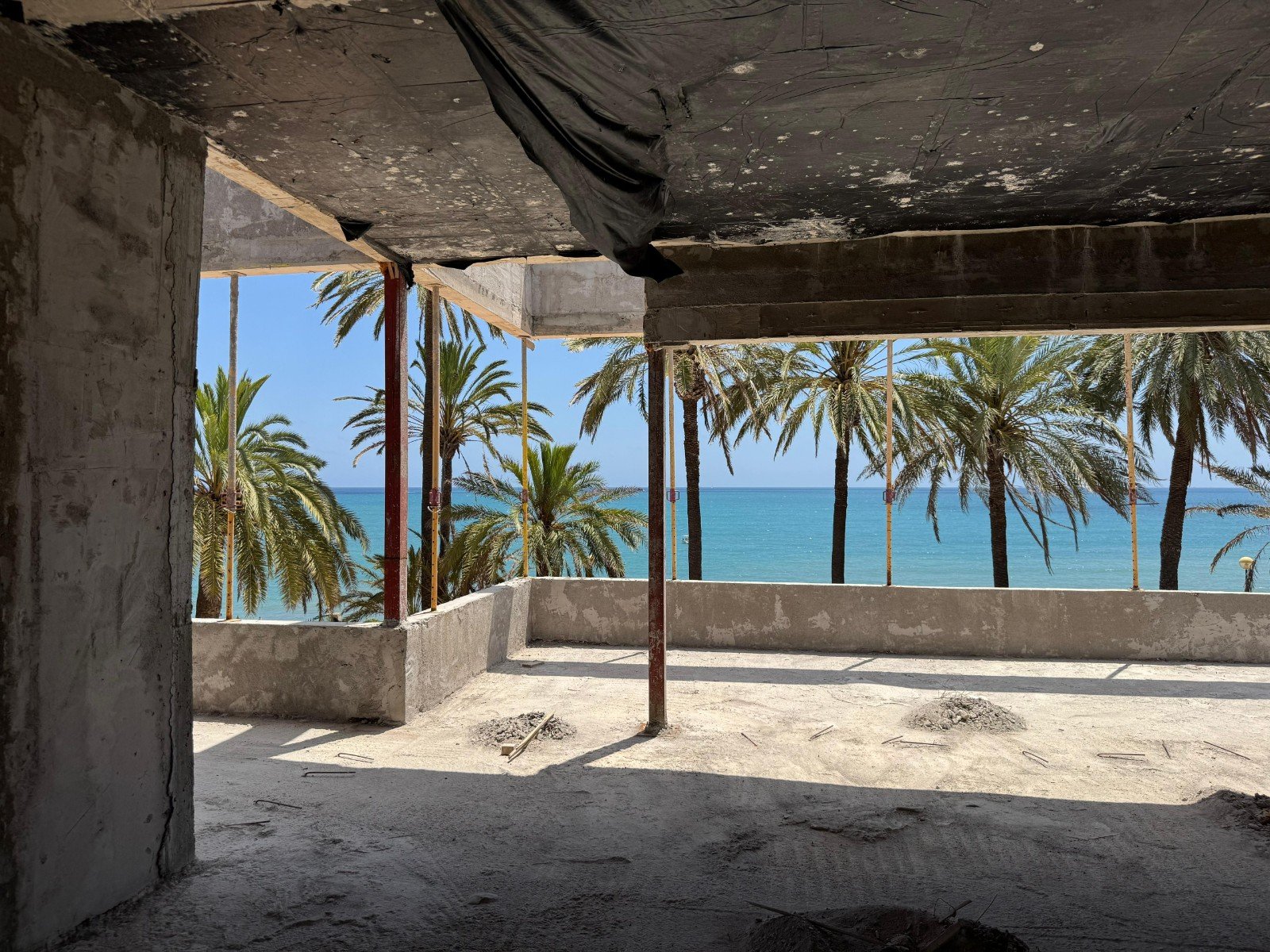   First line luxury villa under construction in Punta Prima
The first line plot of 1100 m2 with superb views over the Mediterranean sea 