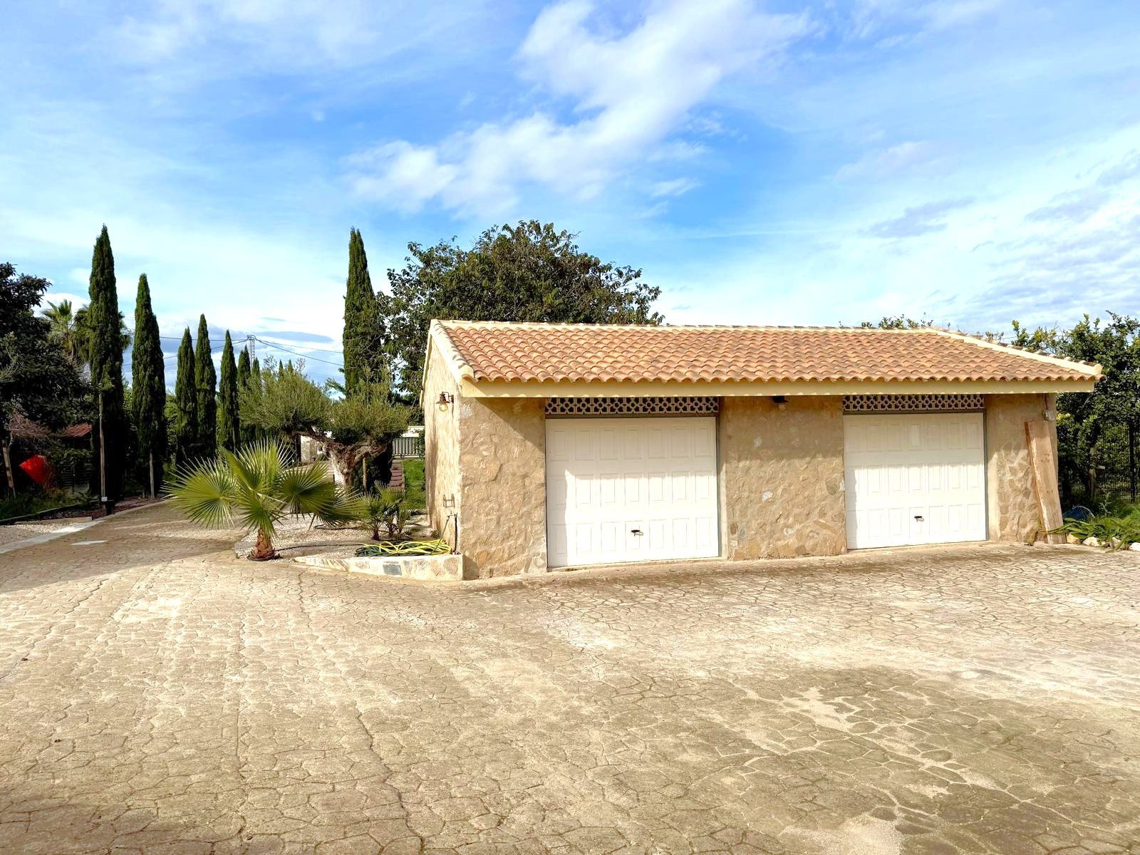   The property sits within a fenced-in land with a surface of 8.000 m2, predominantly flat with no views from neighbours;&amp;#13;&amp;#13;
