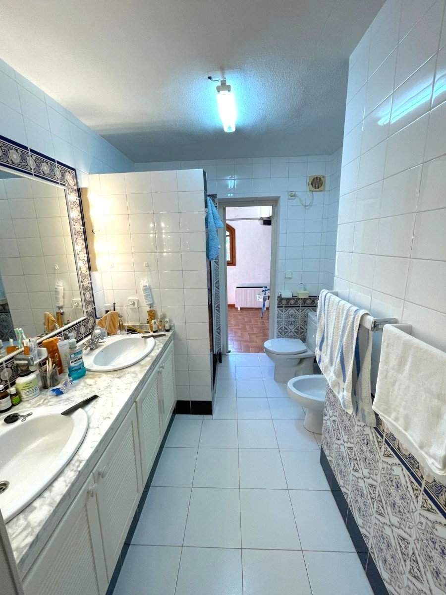   South-facing house built in 1989 with 140 m2 of built surface area under roof. Approximately 40 m2 large and very bright living room on the upper fl
