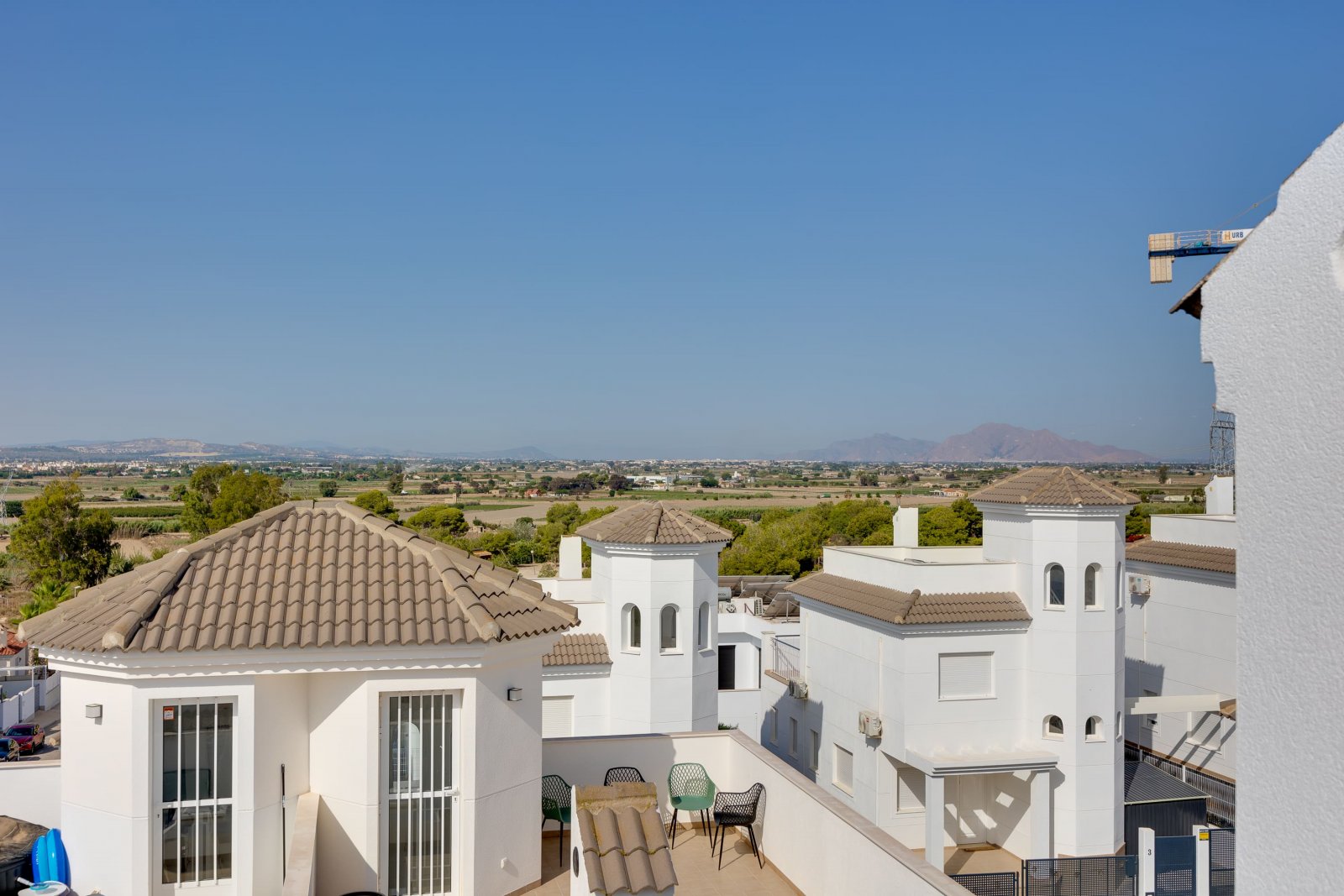  In der charmanten Stadt San Fulgencio gelegen, besteht dieses exklusive Immobilienangebot aus drei unabhängigen Wohnhäusern. Diese Immobilien zeichne