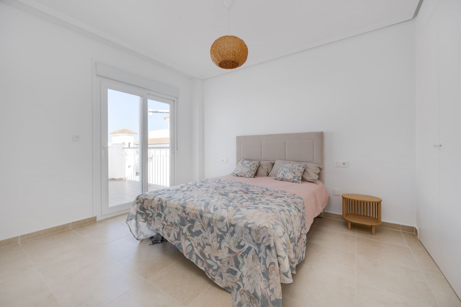  In der charmanten Stadt San Fulgencio gelegen, besteht dieses exklusive Immobilienangebot aus drei unabhängigen Wohnhäusern. Diese Immobilien zeichne