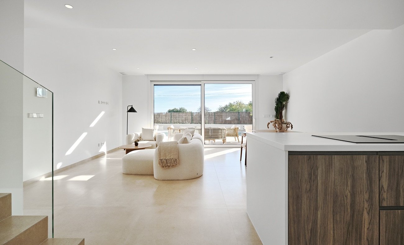  Erleben Sie mediterranes Wohnen vom Feinsten in dieser atemberaubenden, bezugsfertigen Villa. Das elegante Haus im ibizenkischen Stil besticht durch 