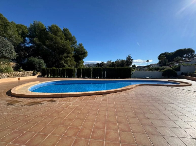   A delightful duplex townhouse only 1.8 km from Moraira centre. set on a small and incredibly pretty complex of 13 houses with a communal pool and be