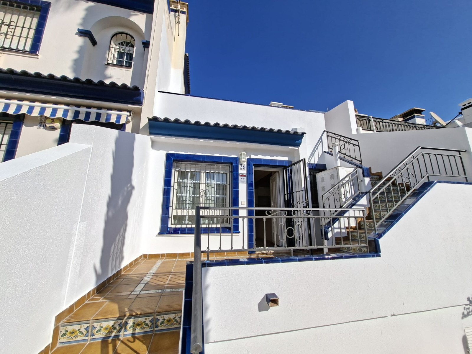  Dieser wunderschöne, nach Süden ausgerichtete Bungalow Lola befindet sich in der begehrten Gegend von Villamartin Rioja in Orihuela Costa. Einkaufsmö