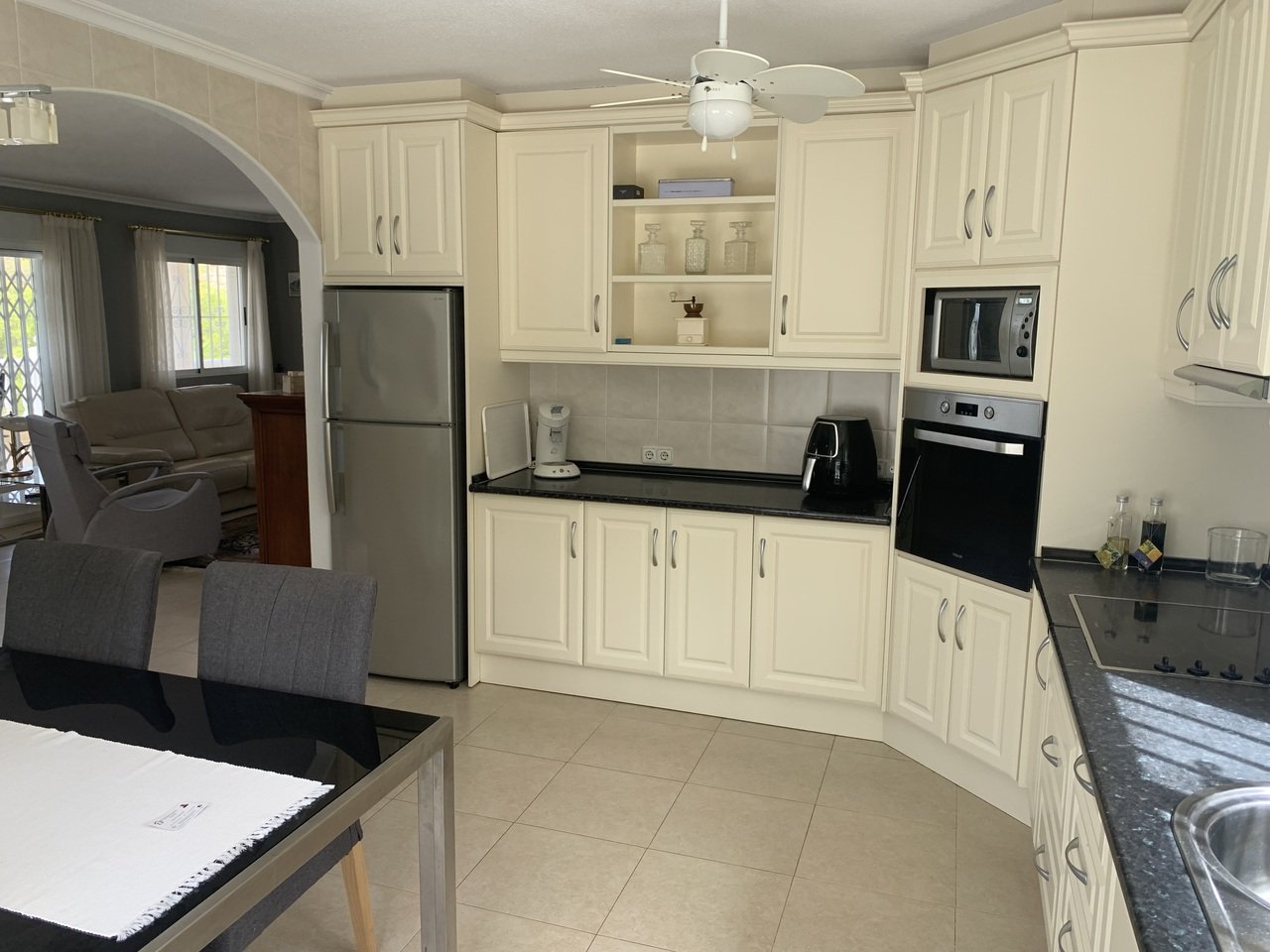 In der exklusiven Wohnanlage Lomas de La Juliana in Algorfa gelegen, bietet diese beeindruckende freistehende Villa 216 m² wunderschön gestaltete Woh