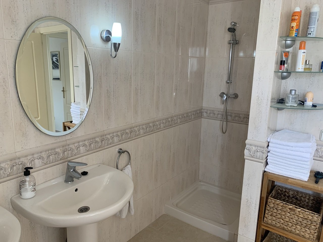  In der exklusiven Wohnanlage Lomas de La Juliana in Algorfa gelegen, bietet diese beeindruckende freistehende Villa 216 m² wunderschön gestaltete Woh