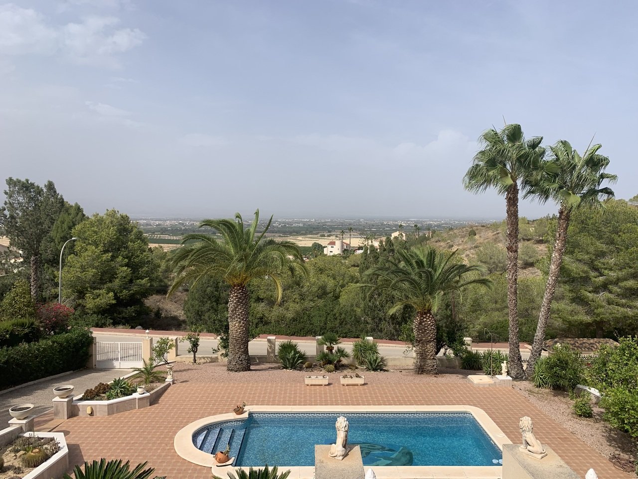  In der exklusiven Wohnanlage Lomas de La Juliana in Algorfa gelegen, bietet diese beeindruckende freistehende Villa 216 m² wunderschön gestaltete Woh