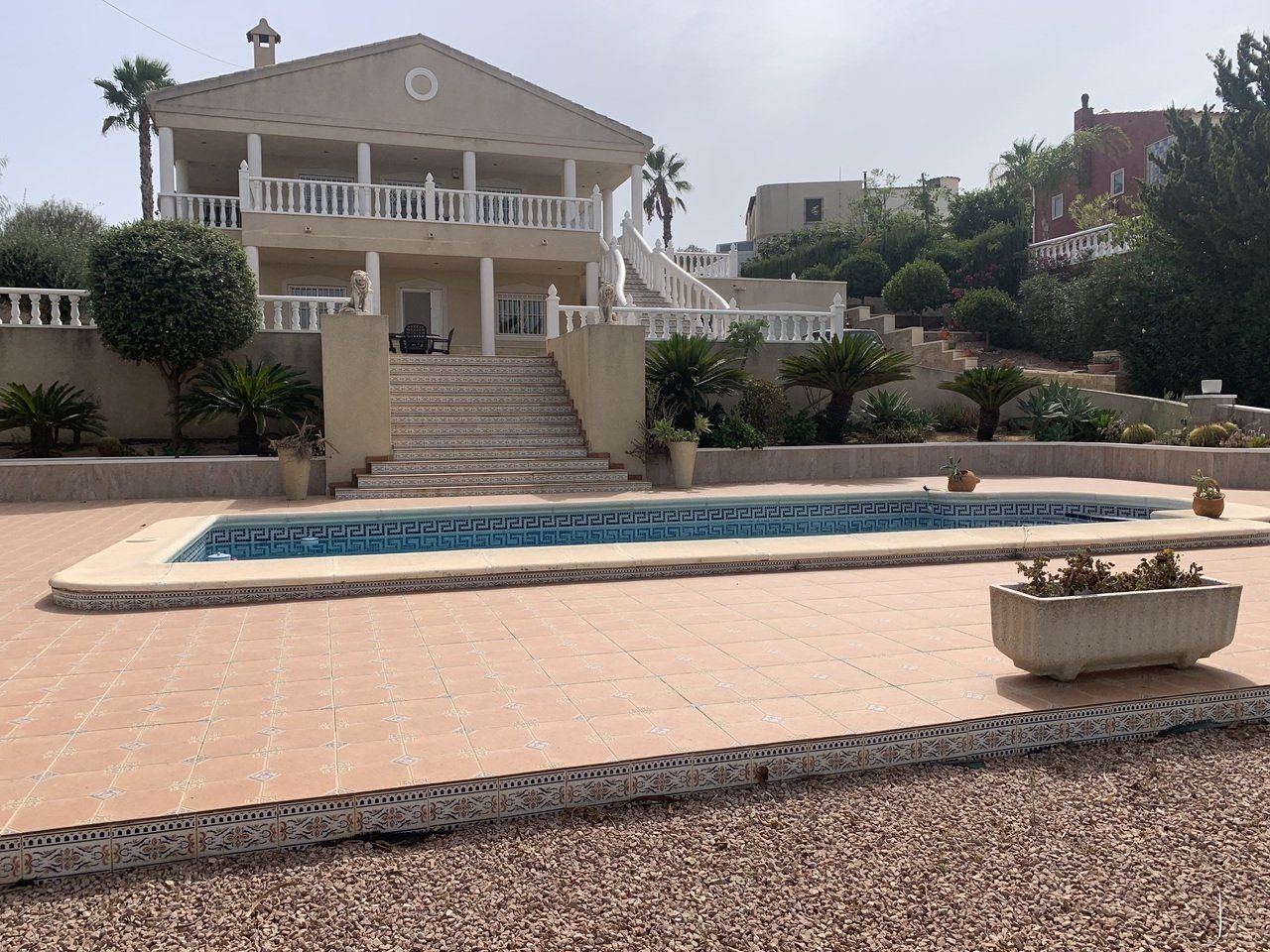  In der exklusiven Wohnanlage Lomas de La Juliana in Algorfa gelegen, bietet diese beeindruckende freistehende Villa 216 m² wunderschön gestaltete Woh
