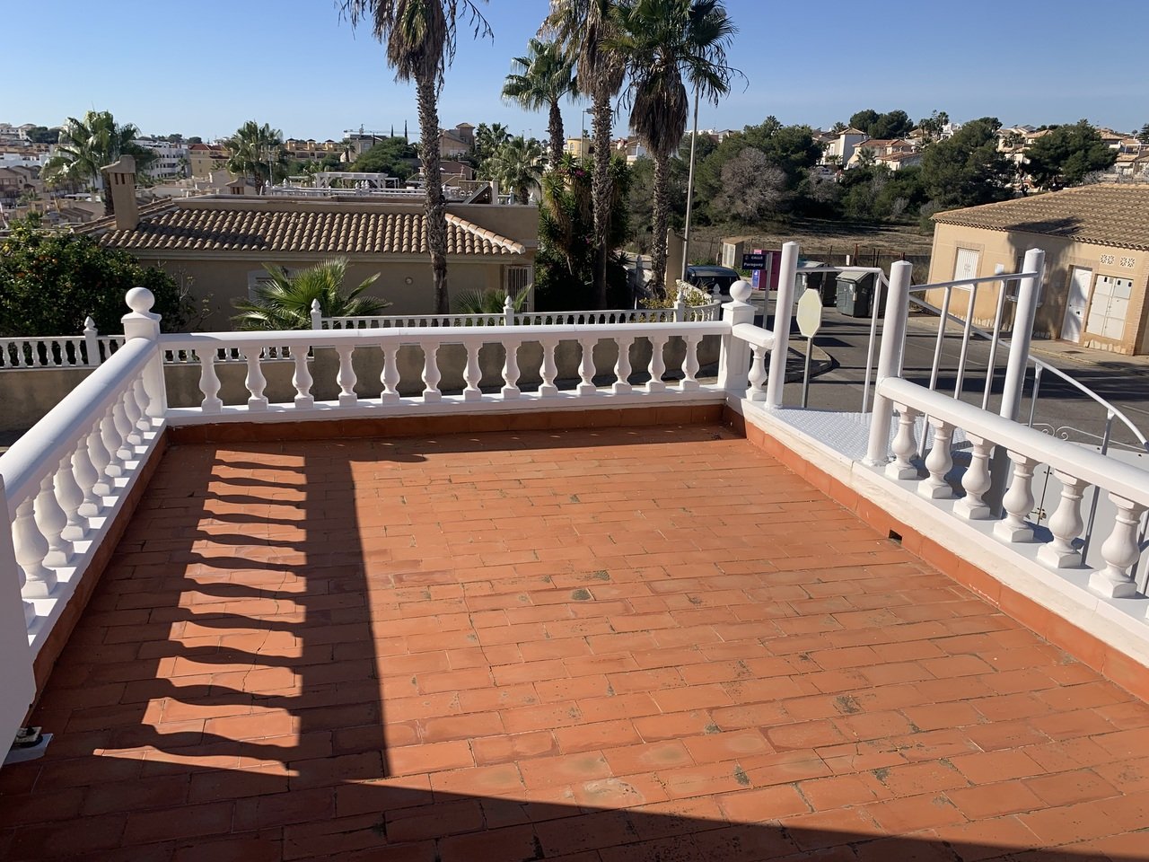   Fantastic opportunity with this 3 Bed, 2 Bath Detached Villa in Villamartin.Discover the charm of this spacious and versatile 3-bedroom, 2-bathroom 