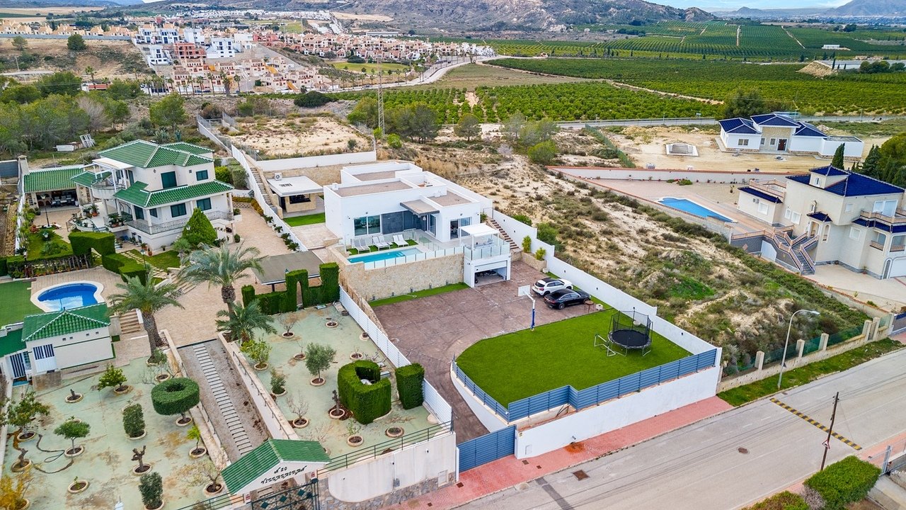   Modern Detached Villa in Lomas De Juliana, Algorfa - Almoradi Discover the perfect blend of luxury and comfort in this fantastic modern 4-bedroom, 3