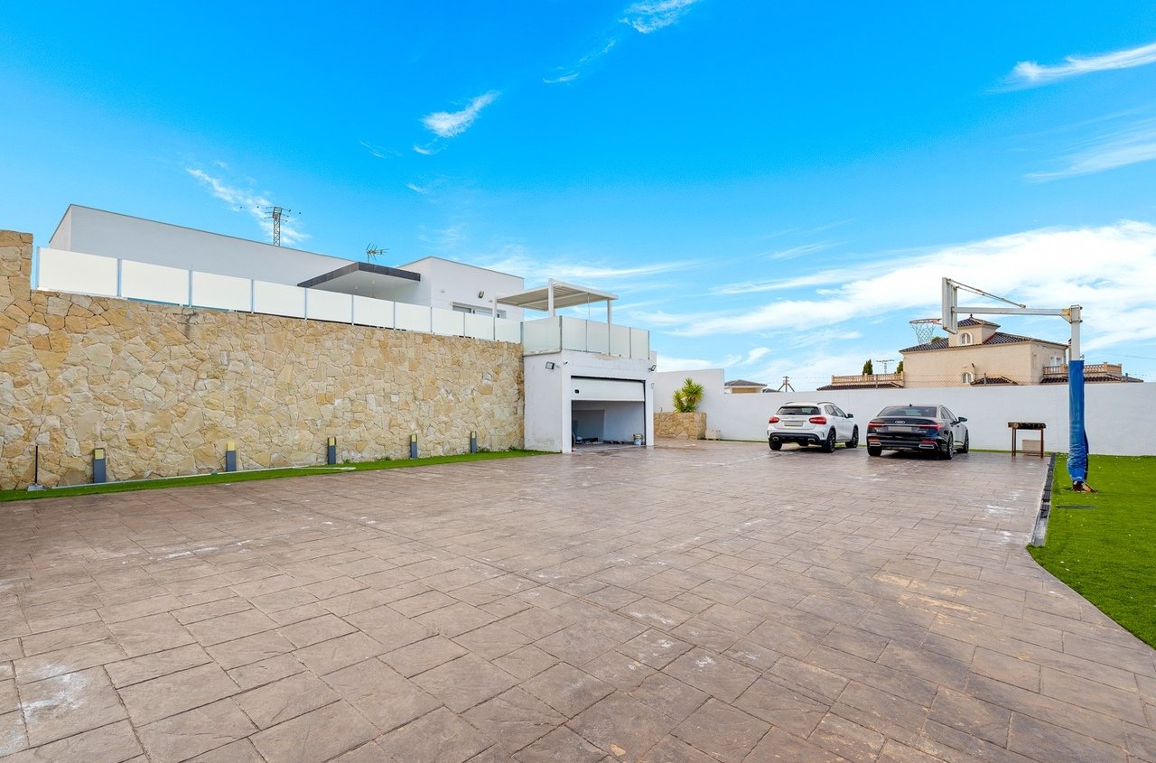   Modern Detached Villa in Lomas De Juliana, Algorfa - Almoradi Discover the perfect blend of luxury and comfort in this fantastic modern 4-bedroom, 3