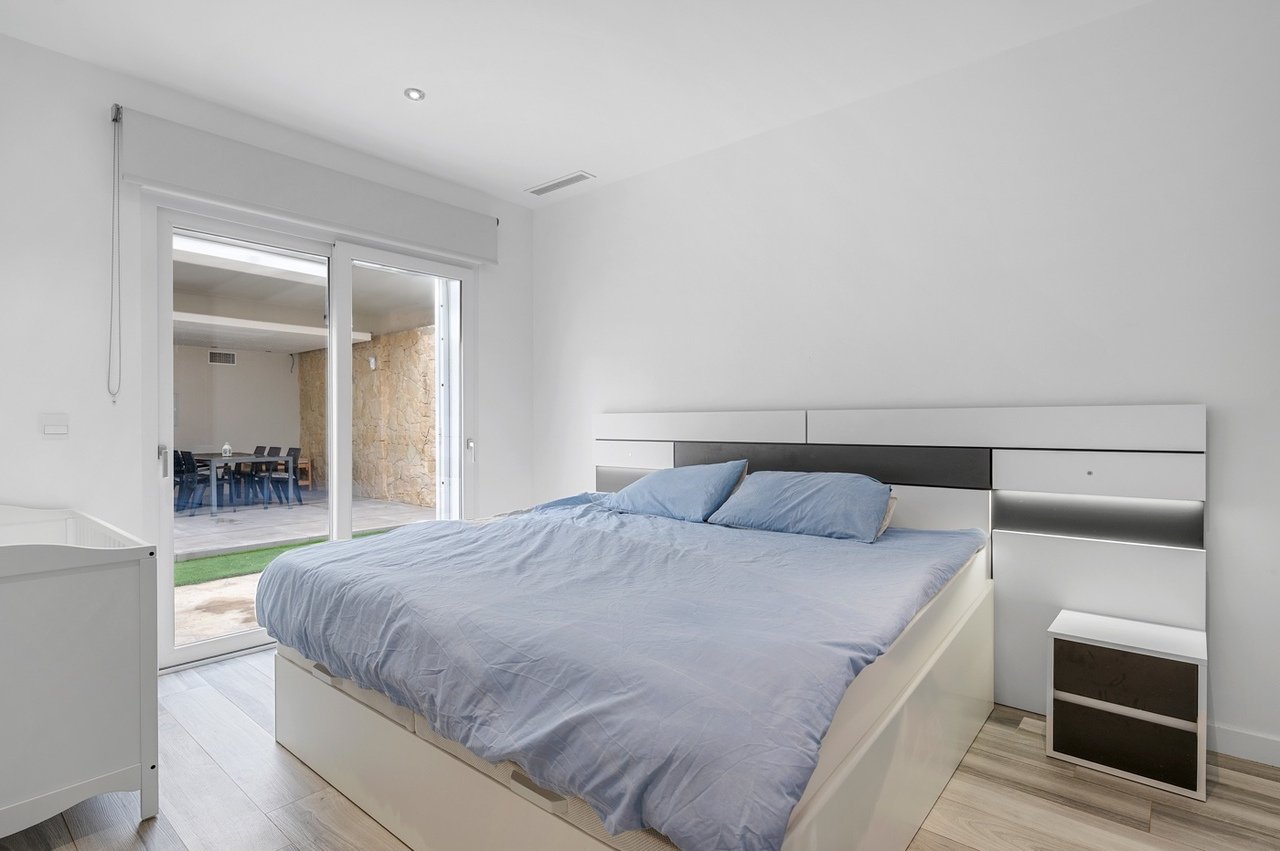   Modern Detached Villa in Lomas De Juliana, Algorfa - Almoradi Discover the perfect blend of luxury and comfort in this fantastic modern 4-bedroom, 3