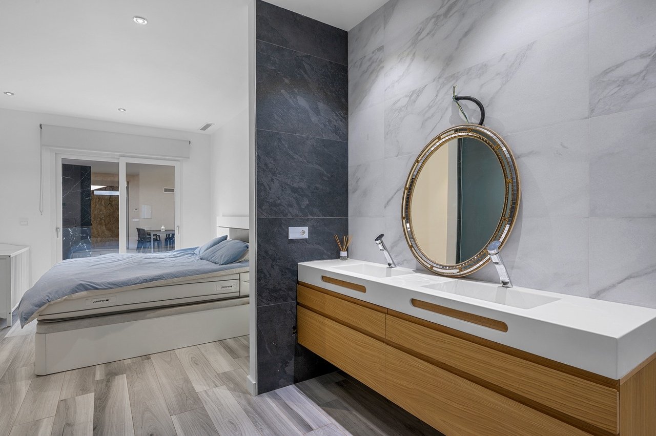   Modern Detached Villa in Lomas De Juliana, Algorfa - Almoradi Discover the perfect blend of luxury and comfort in this fantastic modern 4-bedroom, 3